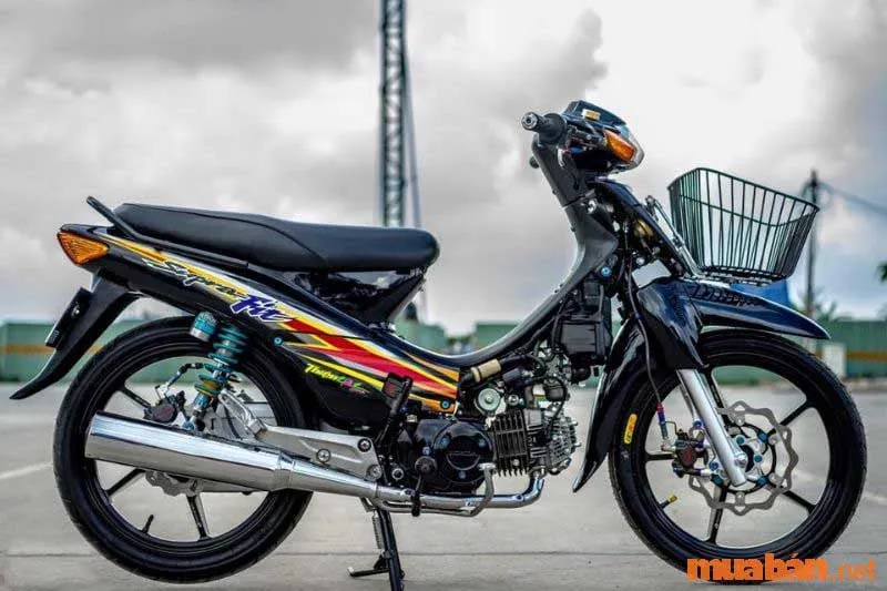 Mẫu xe Wave RSX độ kiểng theo phong cách thể thao, với dàn áo gọn gàng và hệ thống phanh đĩa kép