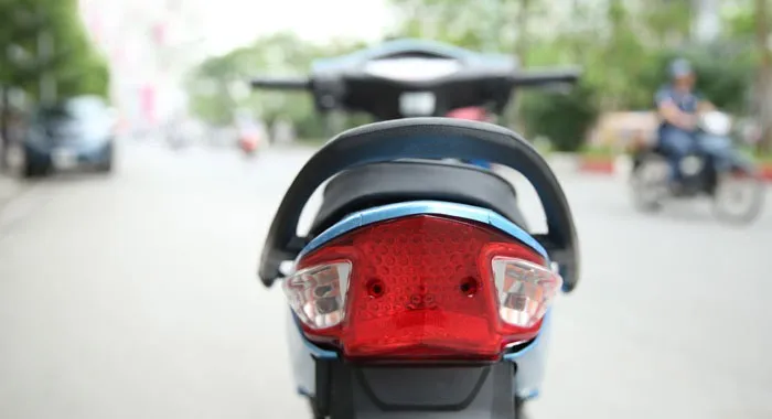Cụm đèn hậu liền khối và xi nhan sau của xe Wave 50cc màu trắng