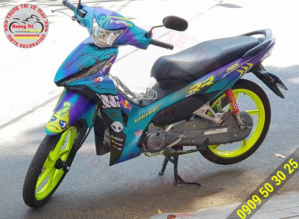Cặp mâm xe độ màu sắc nổi bật trên chiếc Wave RSX 2014 dán tem xe cá mập