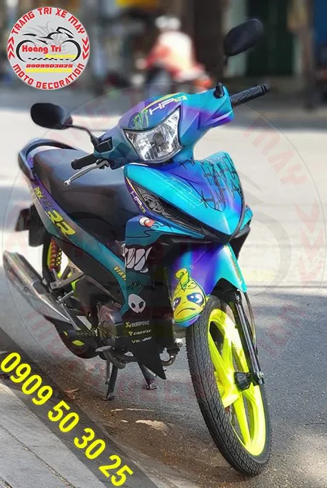 Góc nghiêng của Wave RSX 2014 với tem xe cá mập và các phụ kiện độ nổi bật