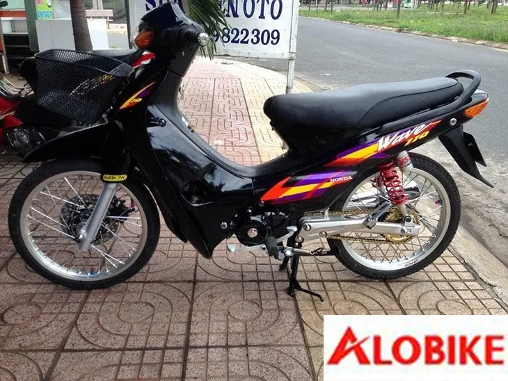 Wave 110 độ kiểng nhẹ nhàng theo phong cách biker Thái Lan với rổ trước và tem đấu