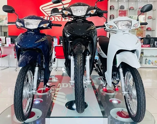 Khách hàng đang được nhân viên tư vấn về thủ tục mua bán và chính sách bảo hành xe Wave cũ ở khu vực phía Bắc.