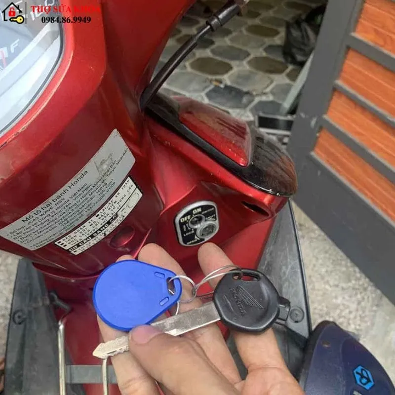 Thợ kỹ thuật lắp đặt ổ khóa chống trộm xe Wave đời mới