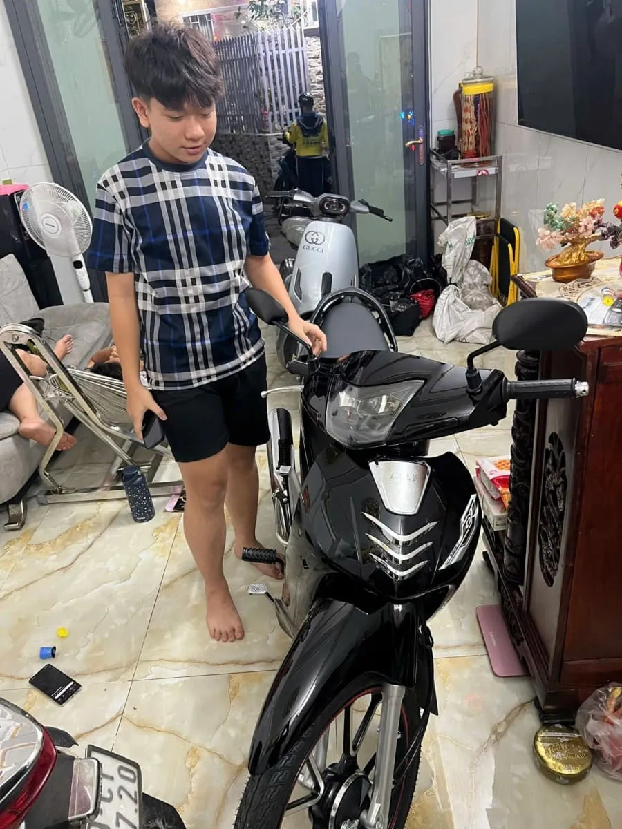 chiếc xe wave ally 50cc màu đỏ tại đại lý uy tín