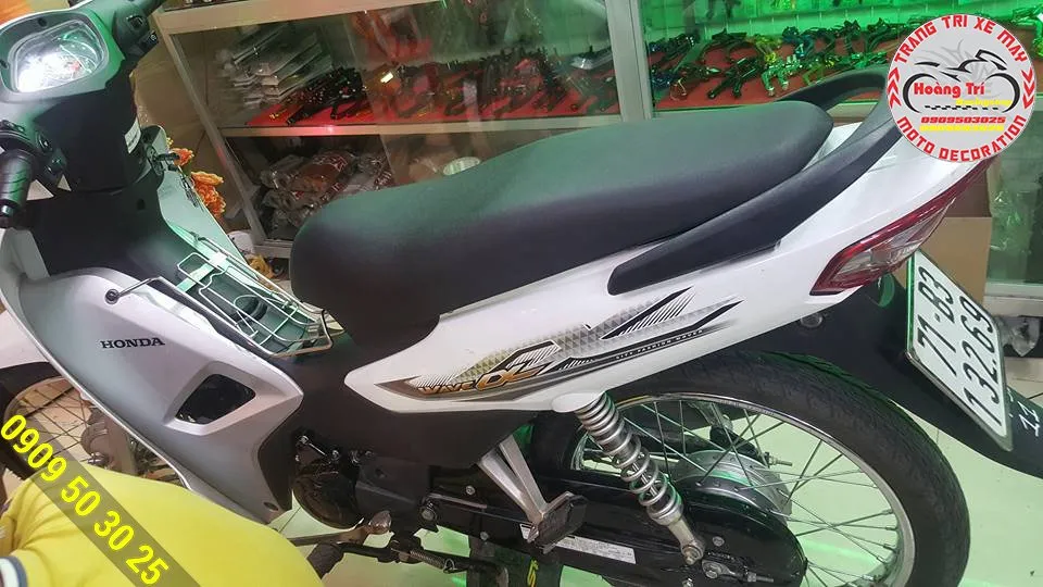 Chiếc xe Wave Alpha 2017 màu trắng đang được thợ dán tem Doremon