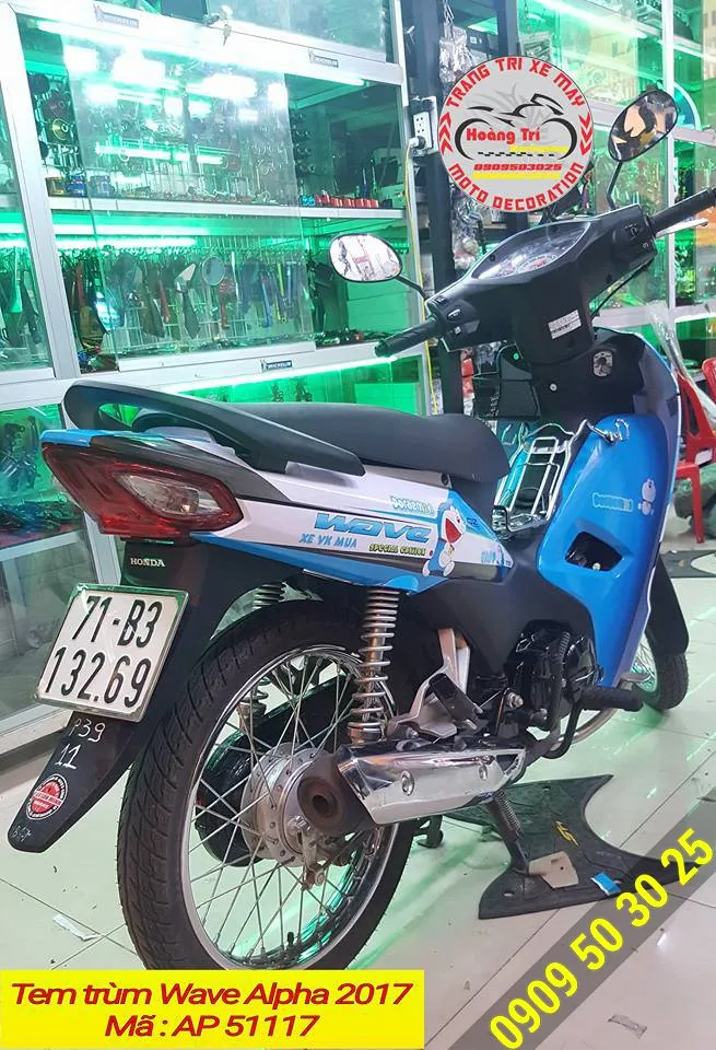 Hai bên thân xe Wave Alpha 2017 với hình ảnh chú mèo máy Doremon đang di chuyển