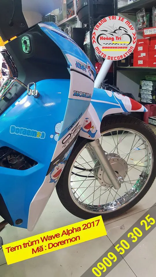 Dàn đầu xe Wave Alpha 2017 sau khi được dán tem Doremon, tập trung họa tiết ở mặt nạ