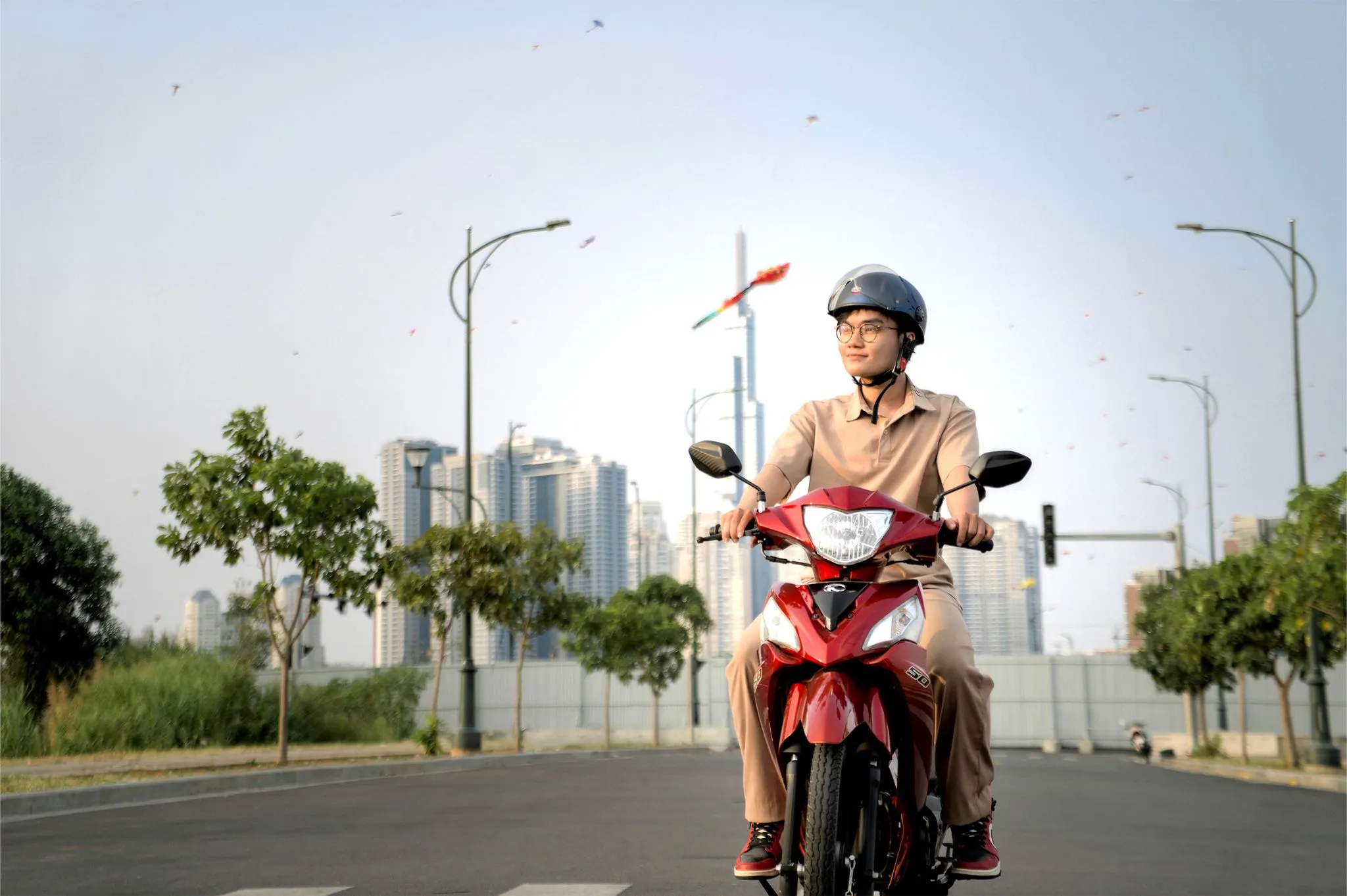 Học sinh nam lái xe số 50cc Visar S trên đường