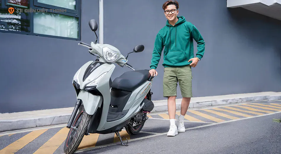 Xe ga Kymco Hermosa 50cc Fi màu xám đen hiện đại và tiết kiệm xăng