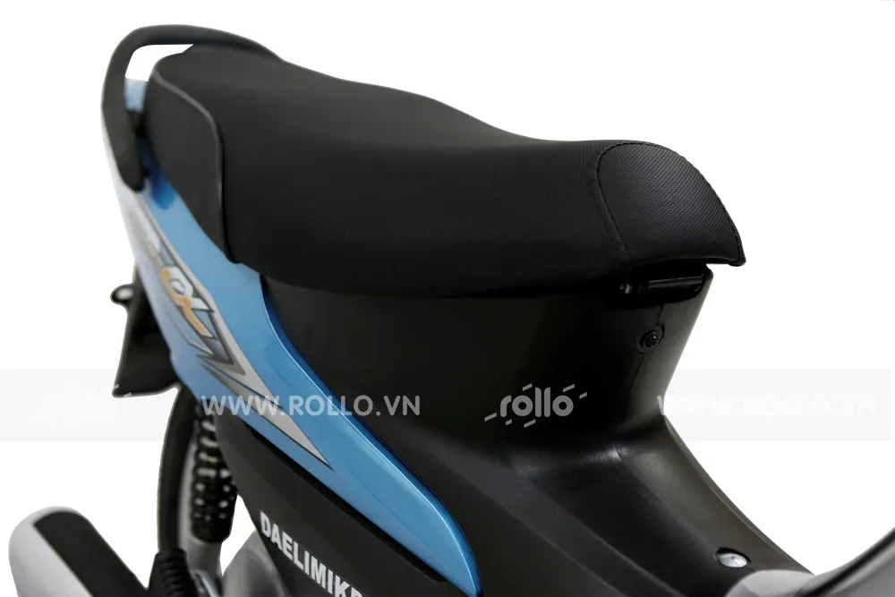 Thân xe Wave 50cc Daelim màu đỏ, thể hiện đường nét yếm xe mềm mại và vỏ nhựa cao cấp.