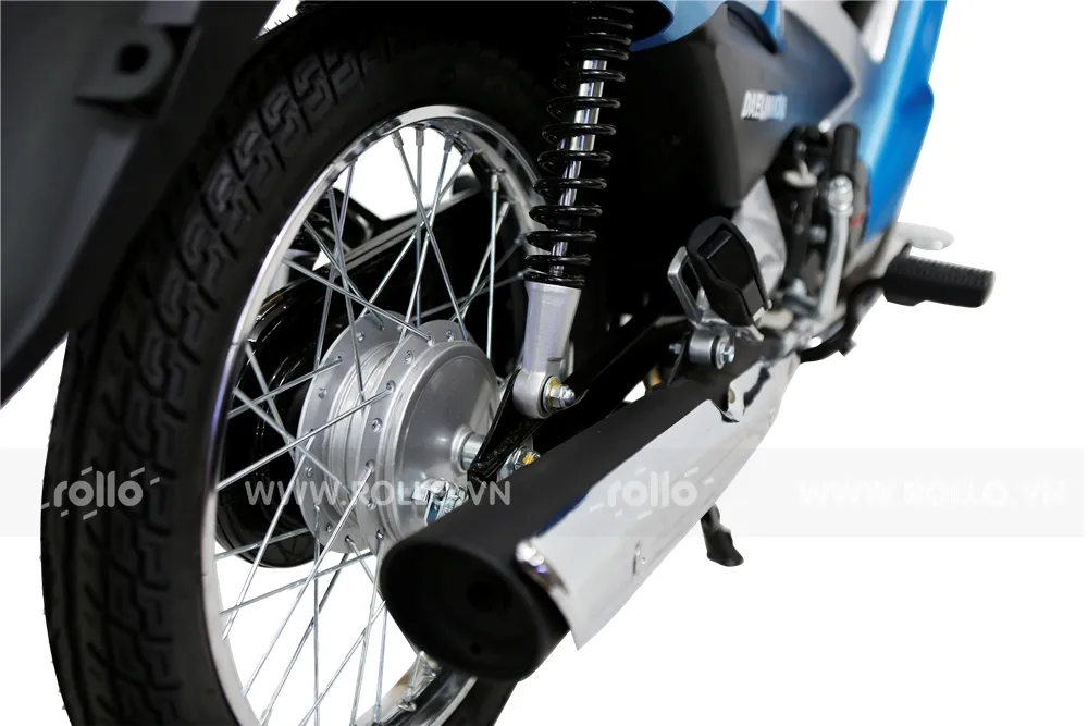 Hệ thống phanh tang trống phía trước và vành nan của xe Wave 50cc Daelim, đảm bảo tính thực dụng.