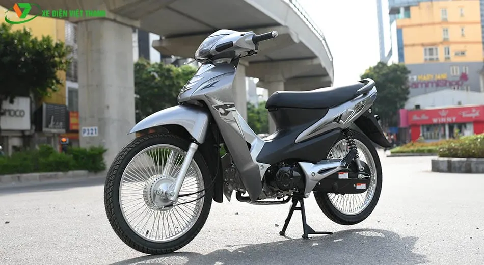 Đam mê tốc độ và cá tính? Hãy xem hình của chiếc xe máy Wave Ally 50cc đã được độ đầy phong cách và độc đáo. Chiếc xe này sẽ khiến bạn không thể bỏ qua với một thiết kế thú vị mang đậm chất riêng của chủ nhân. Đừng bỏ lỡ cơ hội để khám phá chi tiết của chiếc xe độ này.
