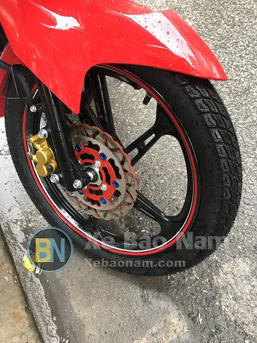 Mô tả hình ảnh: Góc chụp từ trên xuống, làm nổi bật yên xe và bình xăng của Exciter 50cc côn tay, thể hiện kích thước tổng thể nhỏ gọn.