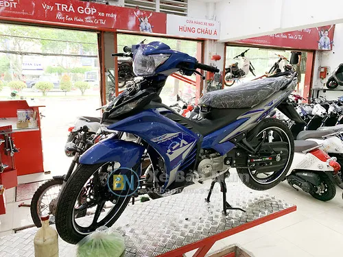 Mô tả hình ảnh: Toàn cảnh bên hông của chiếc Exciter 50cc côn tay màu đen, cho thấy rõ thiết kế khung sườn và động cơ 50cc.