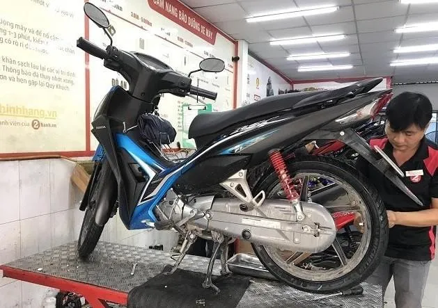 Thợ chuyên nghiệp thay lốp xe máy Honda Wave mới đảm bảo an toàn