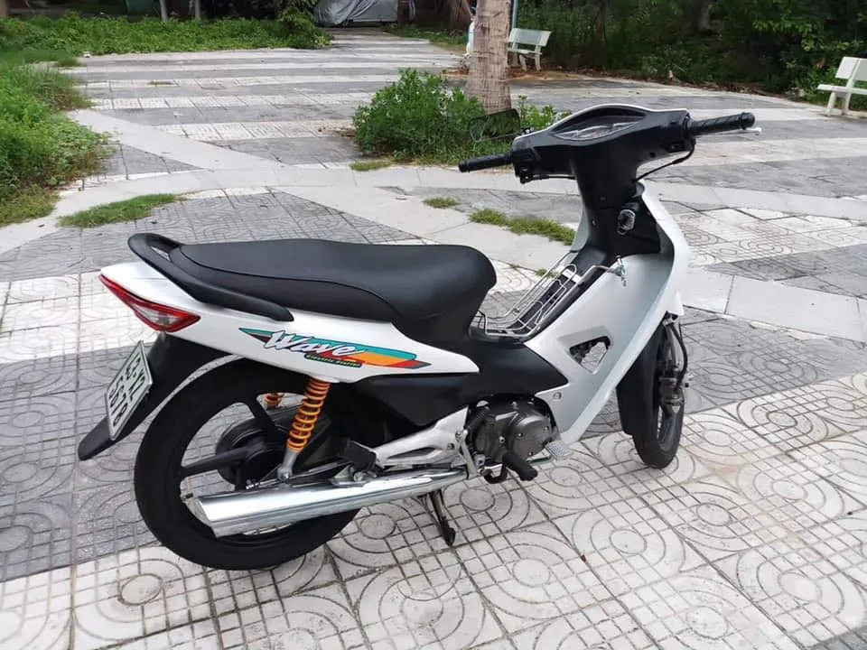 Chiếc Honda Wave đời cũ, dù đã đổi màu, vẫn giữ được phụ tùng nguyên bản