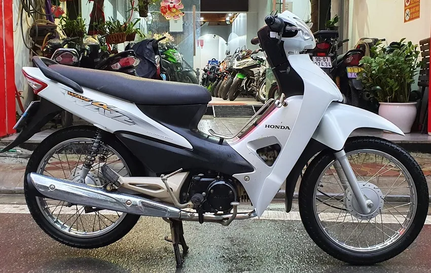Honda Wave Alpha 110cc màu trắng cũ, thể hiện tình trạng ngoại thất còn khá mới