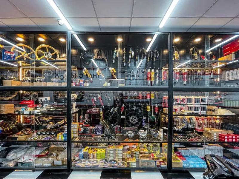 Các món phụ kiện nâng cấp tiêu chuẩn cho xe Wave, bao gồm mâm xe hợp kim và hệ thống phanh đĩa