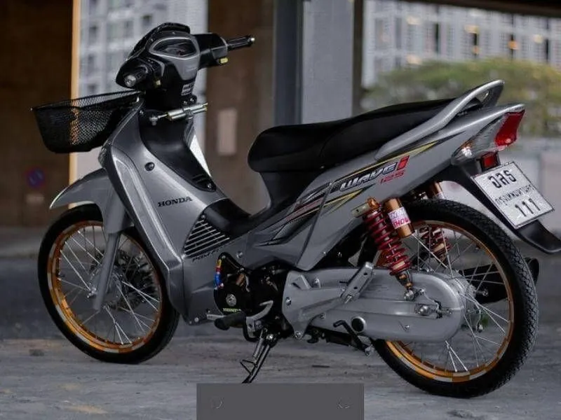 Chi tiết phần đầu xe của một mẫu Wave độ đẹp, nổi bật với đồng hồ kỹ thuật số