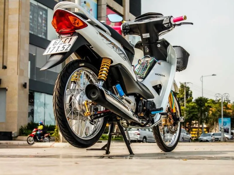 Chiếc xe Wave độ kiểng theo phong cách tối giản, sử dụng đồ chơi xe cao cấp