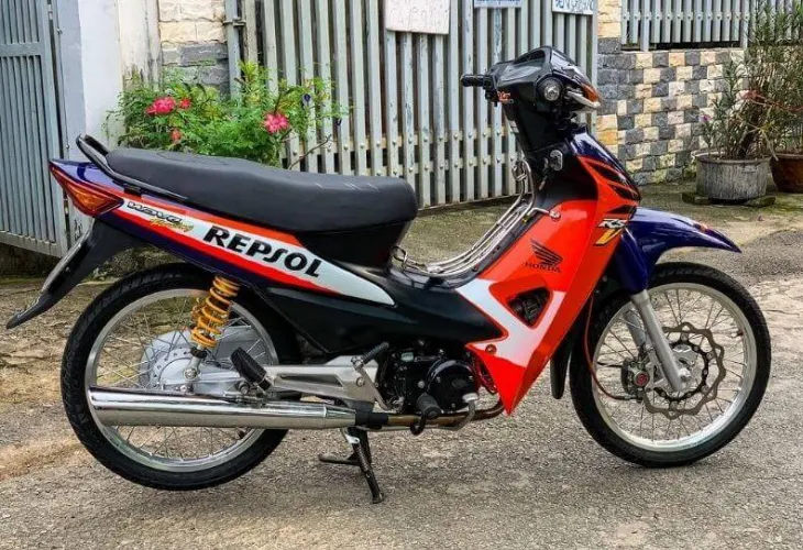 Chiếc xe Wave Alpha dọn kiểng phong cách Repsol với tông màu cam trắng đặc trưng