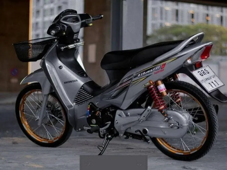 Xe Wave 110 dọn kiểng phong cách Thái Lan với rổ trước và tem xe nổi bật