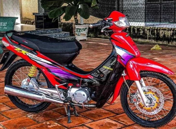 Xe Wave nhỏ dọn kiểng giữ nguyên thiết kế cơ bản nhưng gọt yên và thêm phụ kiện cá tính