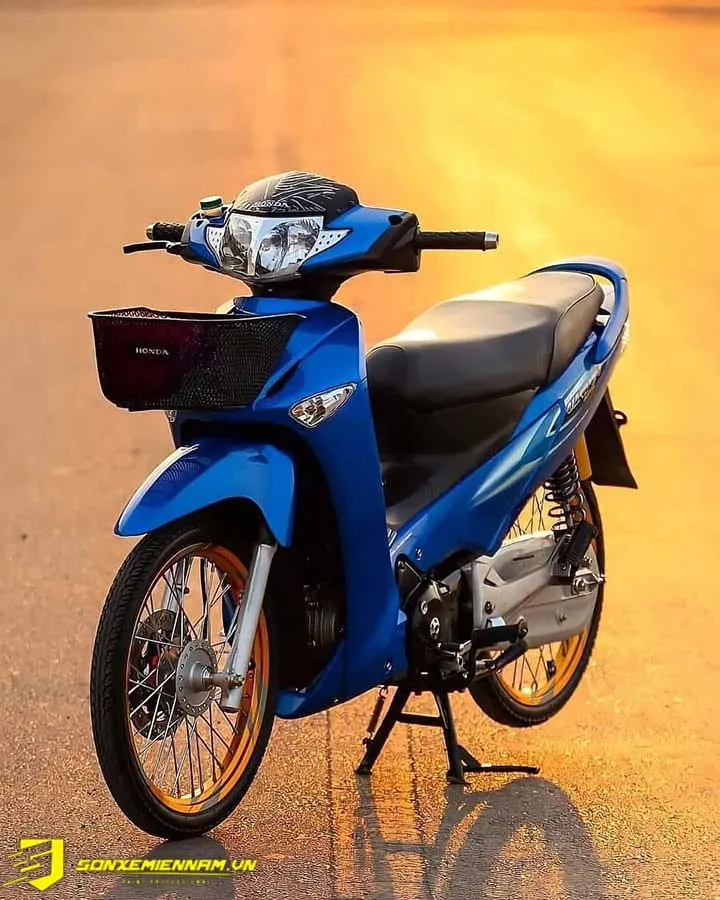 Wave Thái 125 dọn kiểng với màu xanh dương đậm, thể hiện phong cách thái cool ngầu