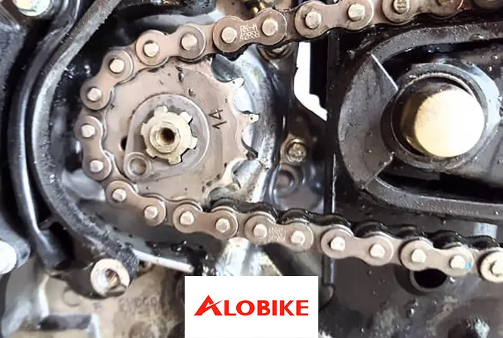 Dấu hiệu xích cam xe wave s 110 bị mòn và rỉ sét sau thời gian dài sử dụng, cần thay thế.