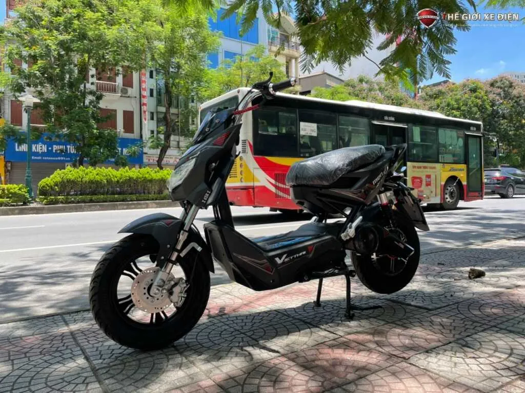 Kiểm Tra Kỹ Lưỡng Lớp Sơn Xe Máy Sau Khi Hoàn Thành Quy Trình Tẩy Nhựa Đường