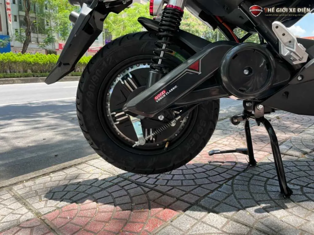 Hình Ảnh Xe Máy Bị Dính Nhựa Đường Đen Lì Gây Mất Thẩm Mỹ, Cần Thực Hiện Cách Tẩy Nhựa Đường Dính Trên Xe Máy An Toàn