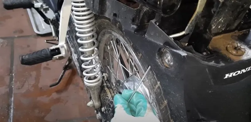 Kỹ thuật luồn và xoay thanh sắt để mở khóa cốp xe Wave RSX bị kẹt