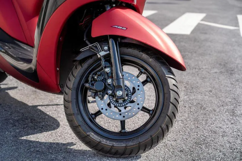 Hệ thống phanh đĩa ABS trước trên Yamaha Grande 2025, đảm bảo an toàn tối đa.