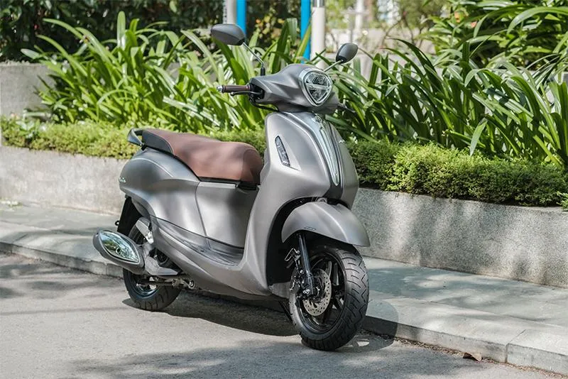 Thân xe Yamaha Grande 2025 với yên xe êm ái và chiều cao tối ưu, ảnh hưởng đến giá xe máy yamaha phân khúc cao cấp.