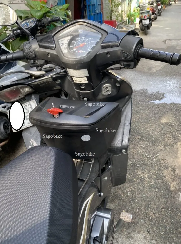 Chi tiết kích thước và logo Givi chính hãng trên mẫu thùng givi G12N chuyên dụng cho các dòng xe Wave