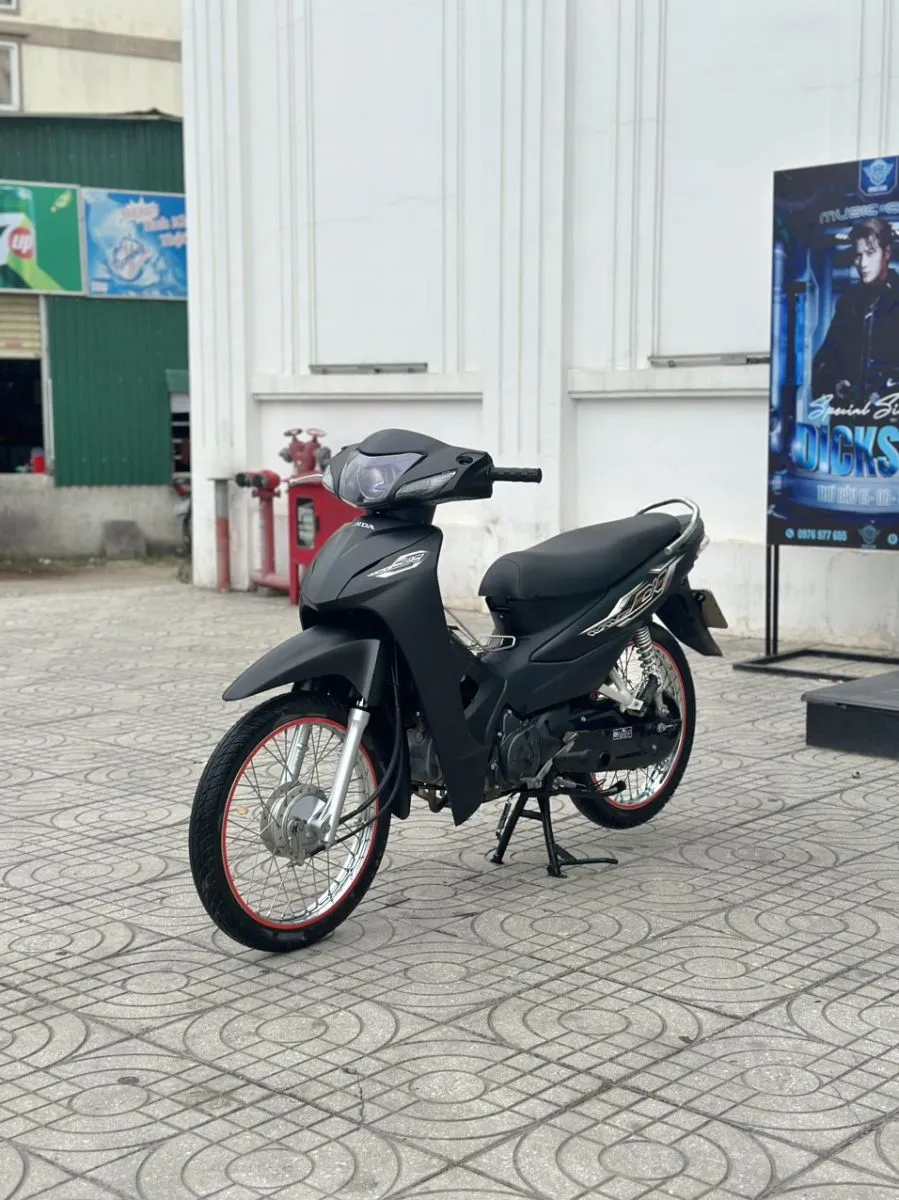 Chi tiết động cơ bên phải của Honda Wave Alpha cũ, kiểm tra tình trạng máy móc