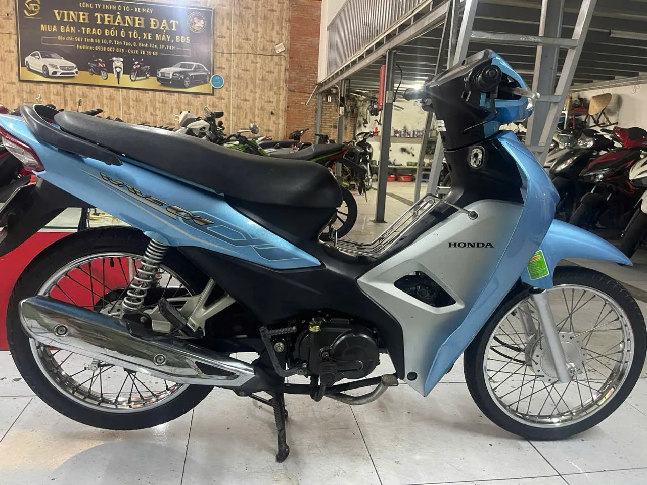 Chi tiết tem xe và logo Wave Alpha mới trên dòng xe máy giá rẻ của Honda