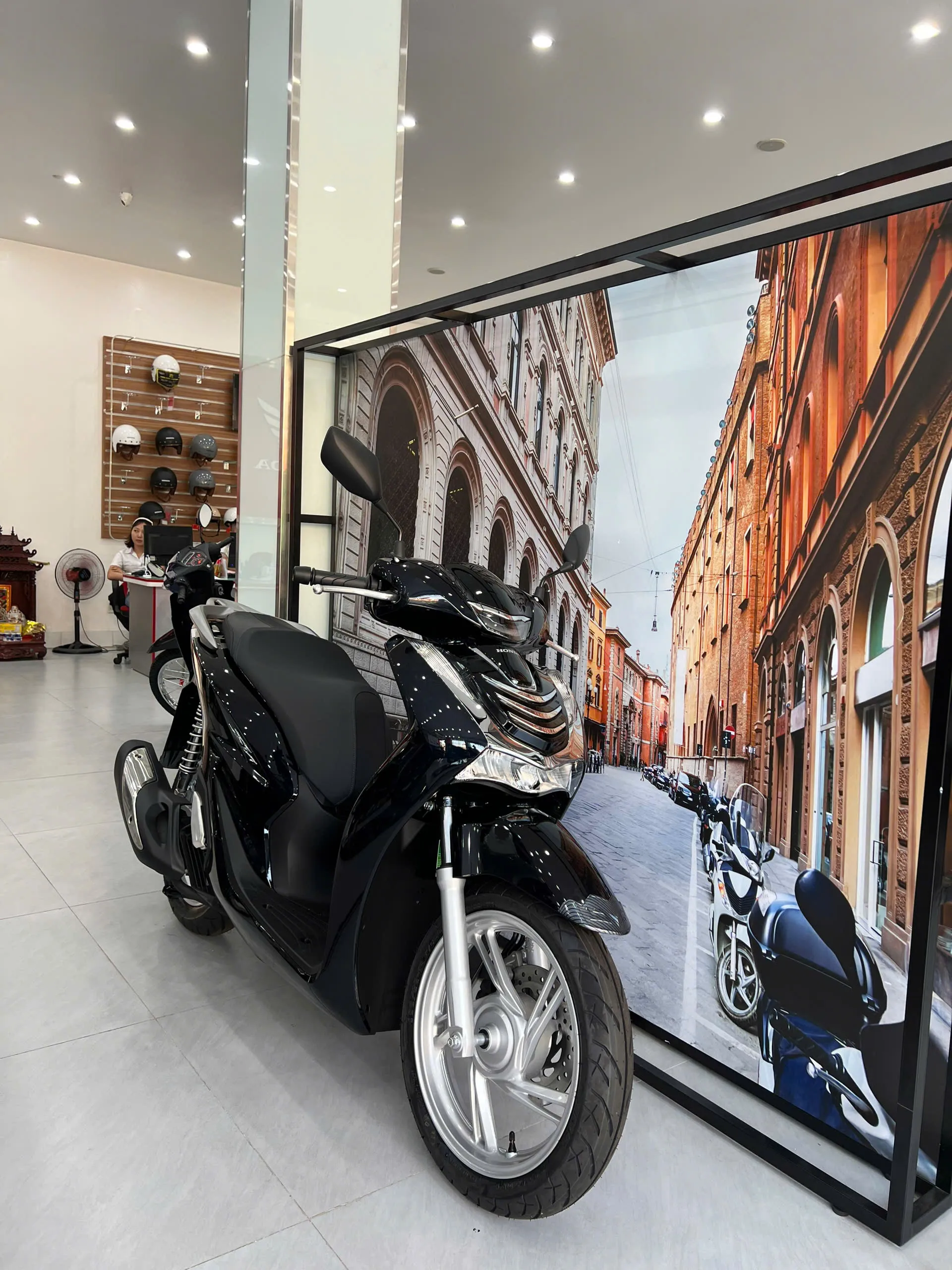 Hình ảnh chiếc Honda SH 125i/150i màu trắng đen sang trọng