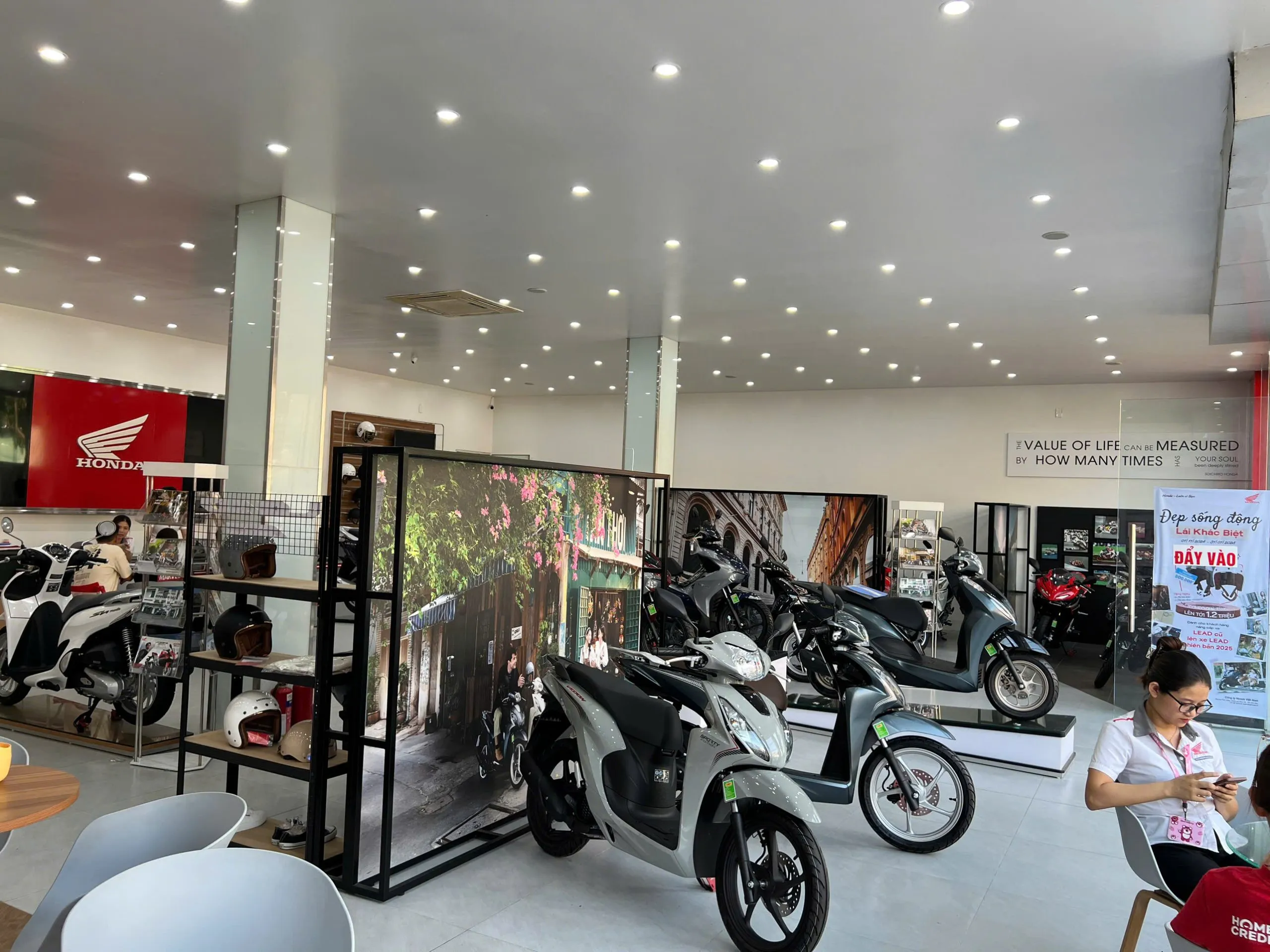 Hình ảnh khách hàng đang tham khảo giá và tư vấn tại đại lý xe máy Honda