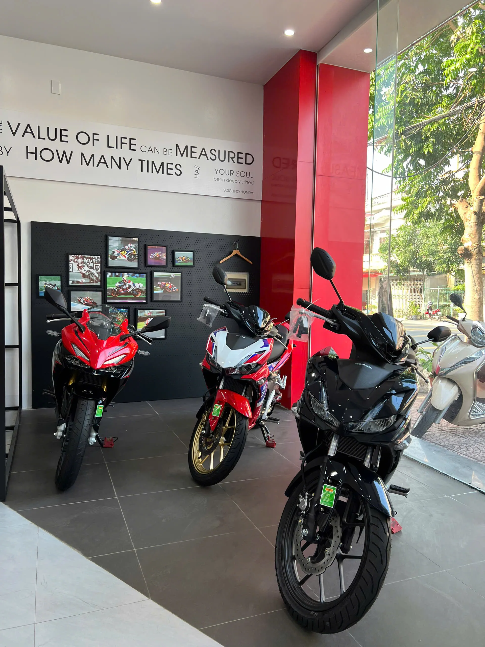 Hình ảnh chiếc Honda Winner X 150cc màu đỏ đen