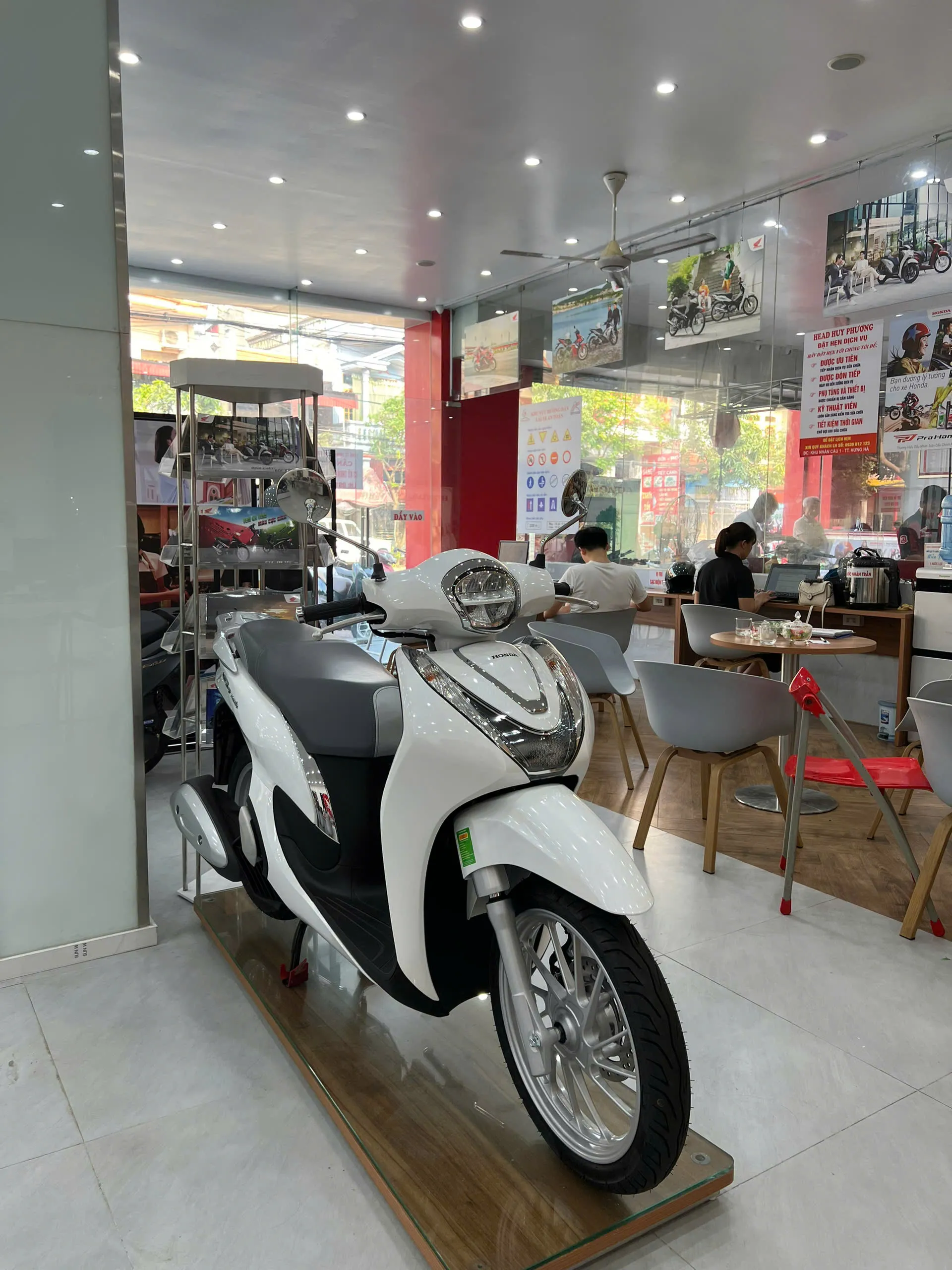 Hình ảnh chiếc Honda SH Mode 125cc màu đỏ mận