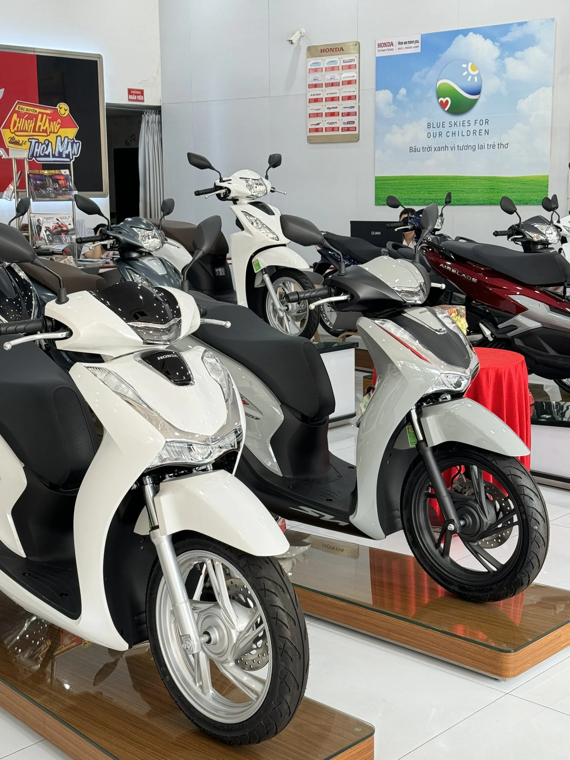 Hình ảnh các dòng xe máy Honda được ưa chuộng tập trung trong một khung hình