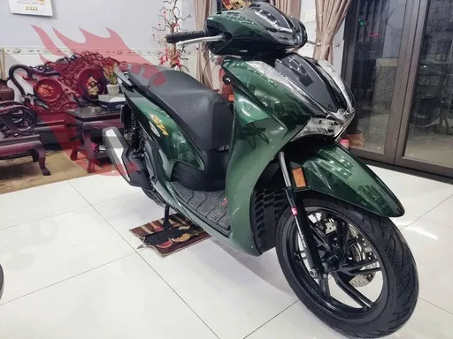 Xe Vespa Primavera được sơn lại dàn áo với màu trắng ngọc trai và logo mạ vàng, tăng tính sang trọng và cá tính