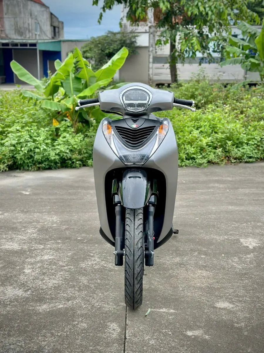 Honda SH Mode 2022 ABS màu bạc đen, minh họa cho xe lướt Odo thấp.
