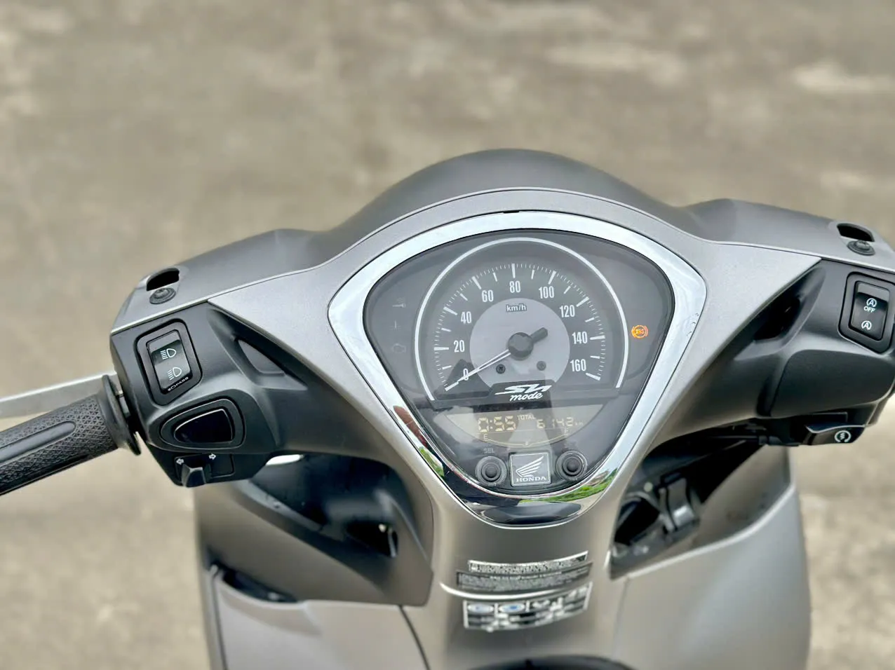 Thiết kế đầu xe Honda SH Mode với hệ thống đèn LED và chi tiết tay lái.