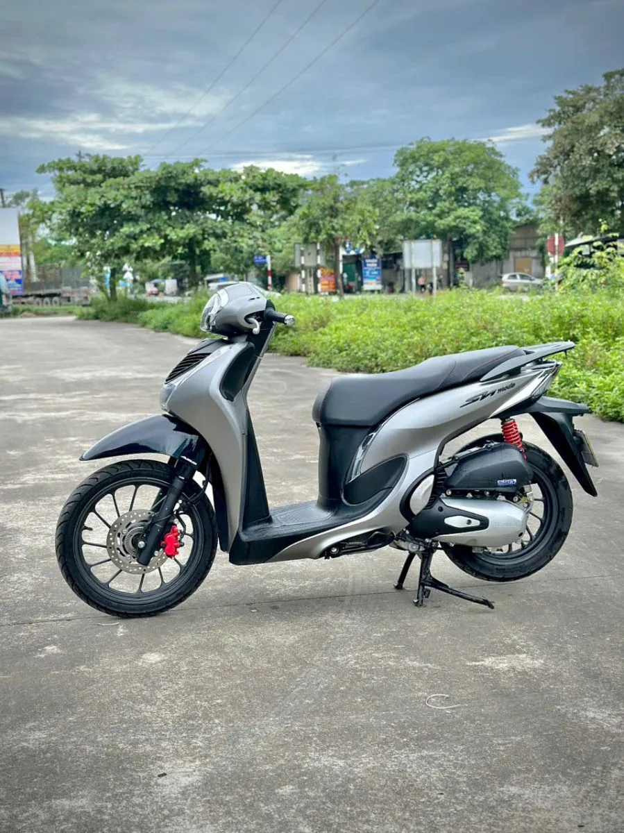 Cận cảnh thân xe SH Mode, phân tích màu sắc và độ mới của dàn ngoài (Bạc Đen).