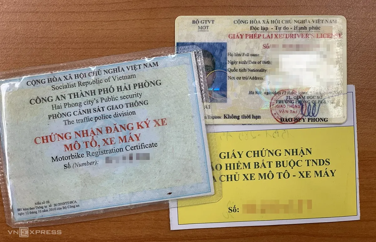 Người dân làm thủ tục hành chính tại cơ quan đăng ký xe