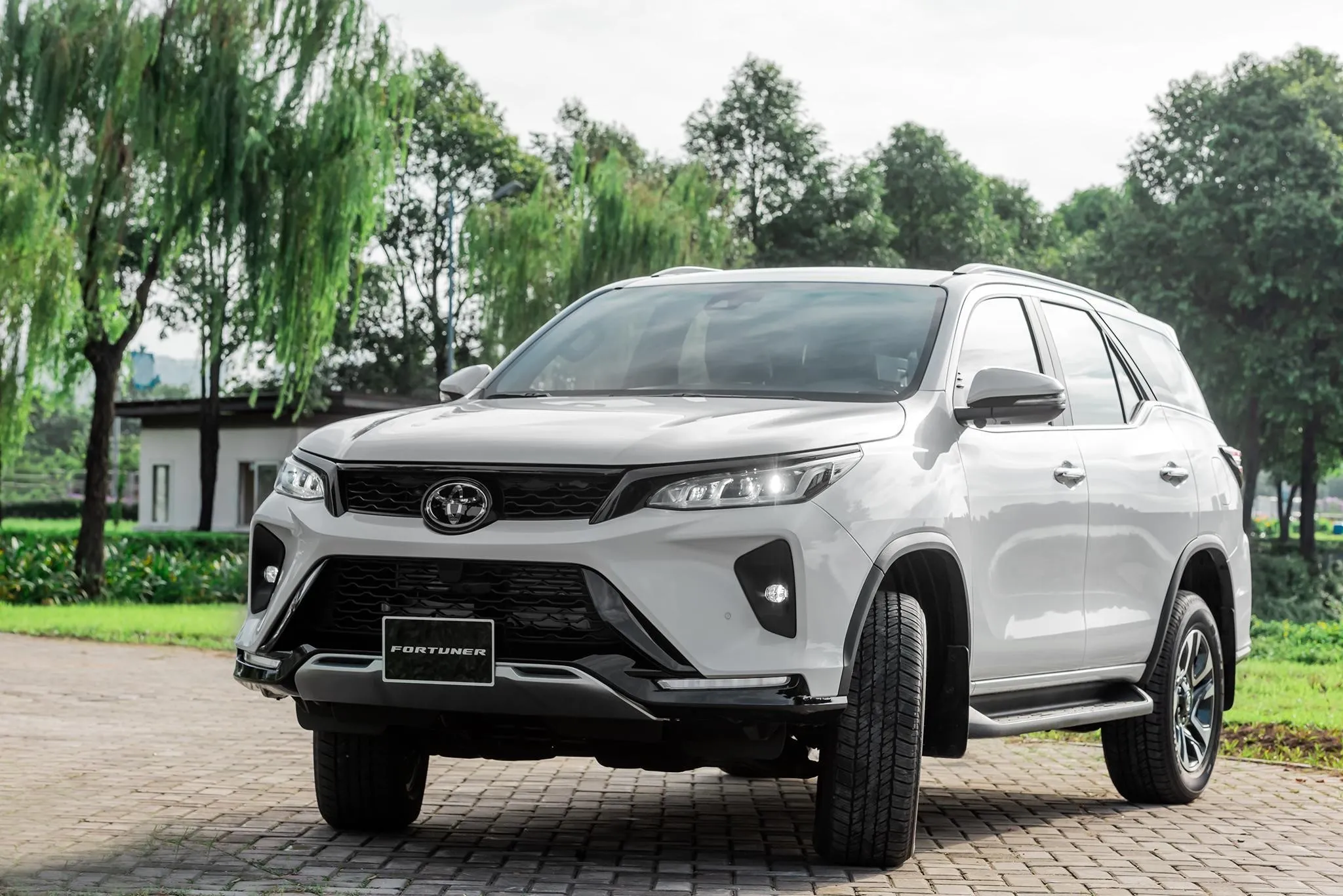 Giá xe Fortuner máy dầu và máy xăng 2023 bao nhiêu?