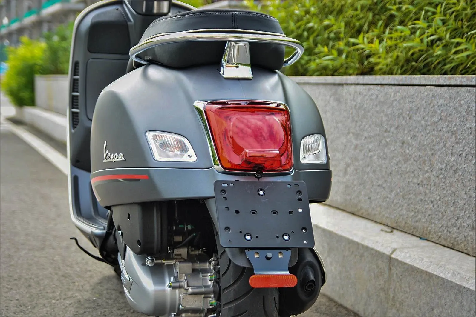 Mặt đồng hồ kỹ thuật số kết hợp analog trên Vespa GTS Super