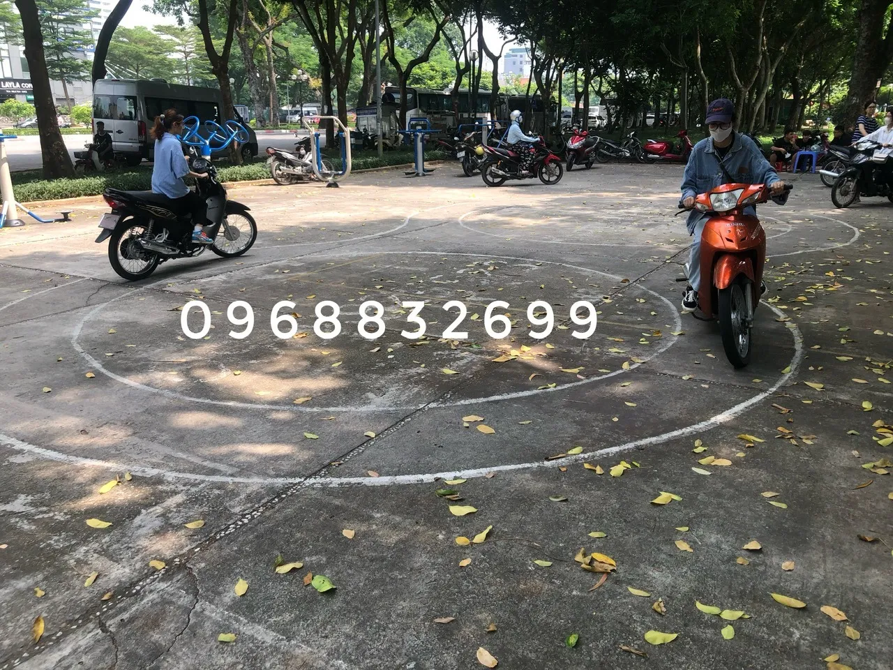 Học viên đang ôn tập lý thuyết